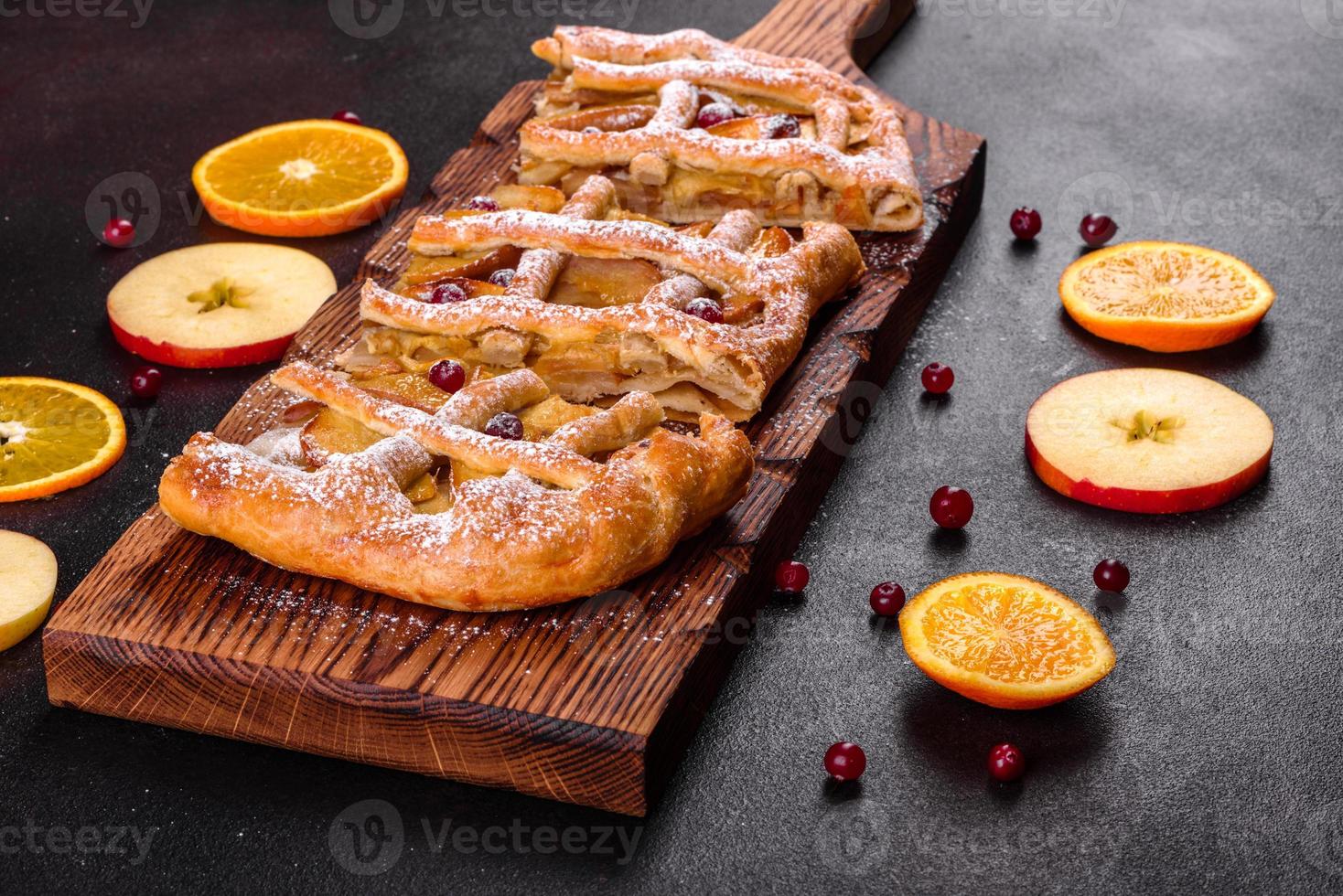 délicieuse tarte fraîche cuite au four avec des pommes, des poires et des baies photo