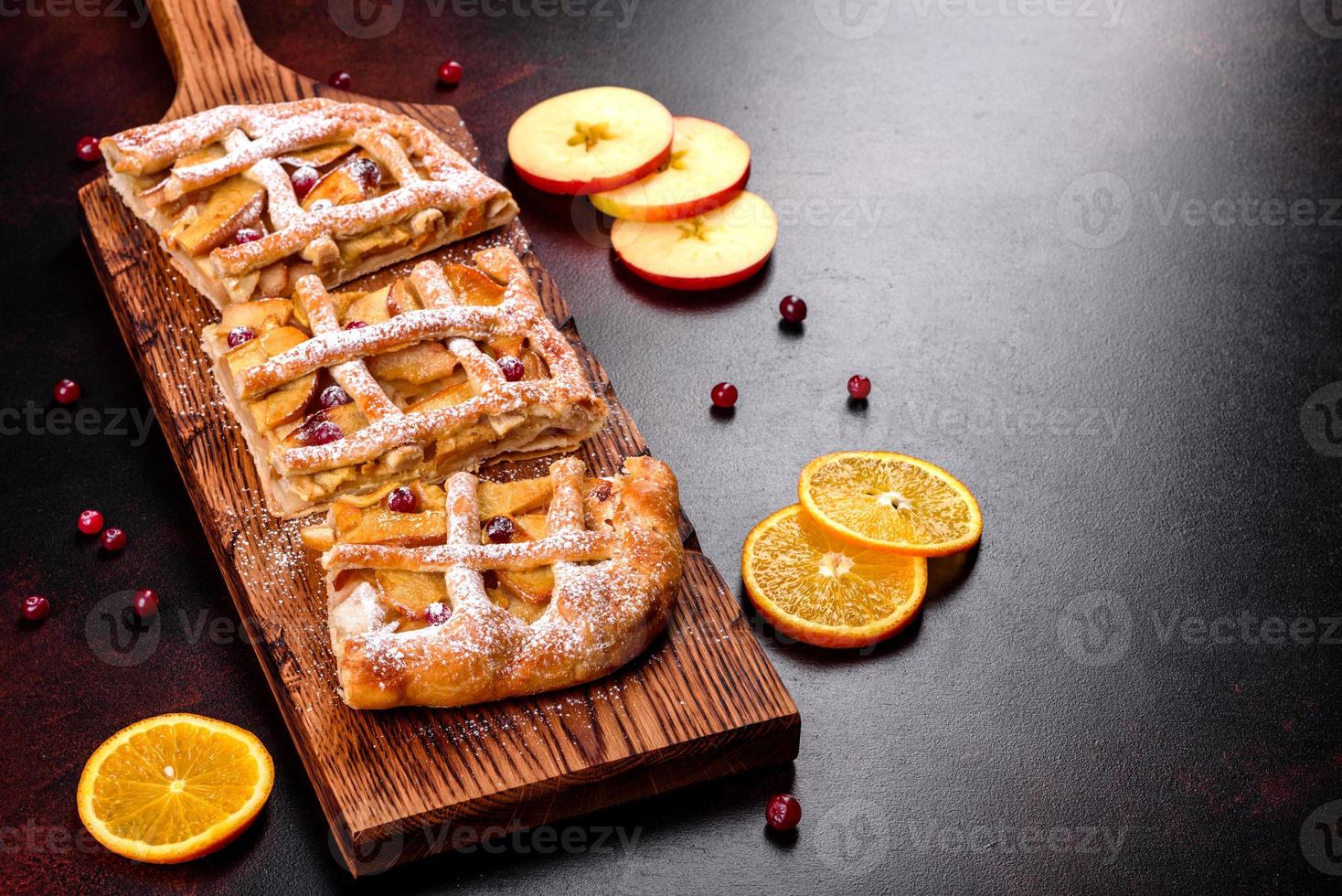 délicieuse tarte fraîche cuite au four avec des pommes, des poires et des baies photo