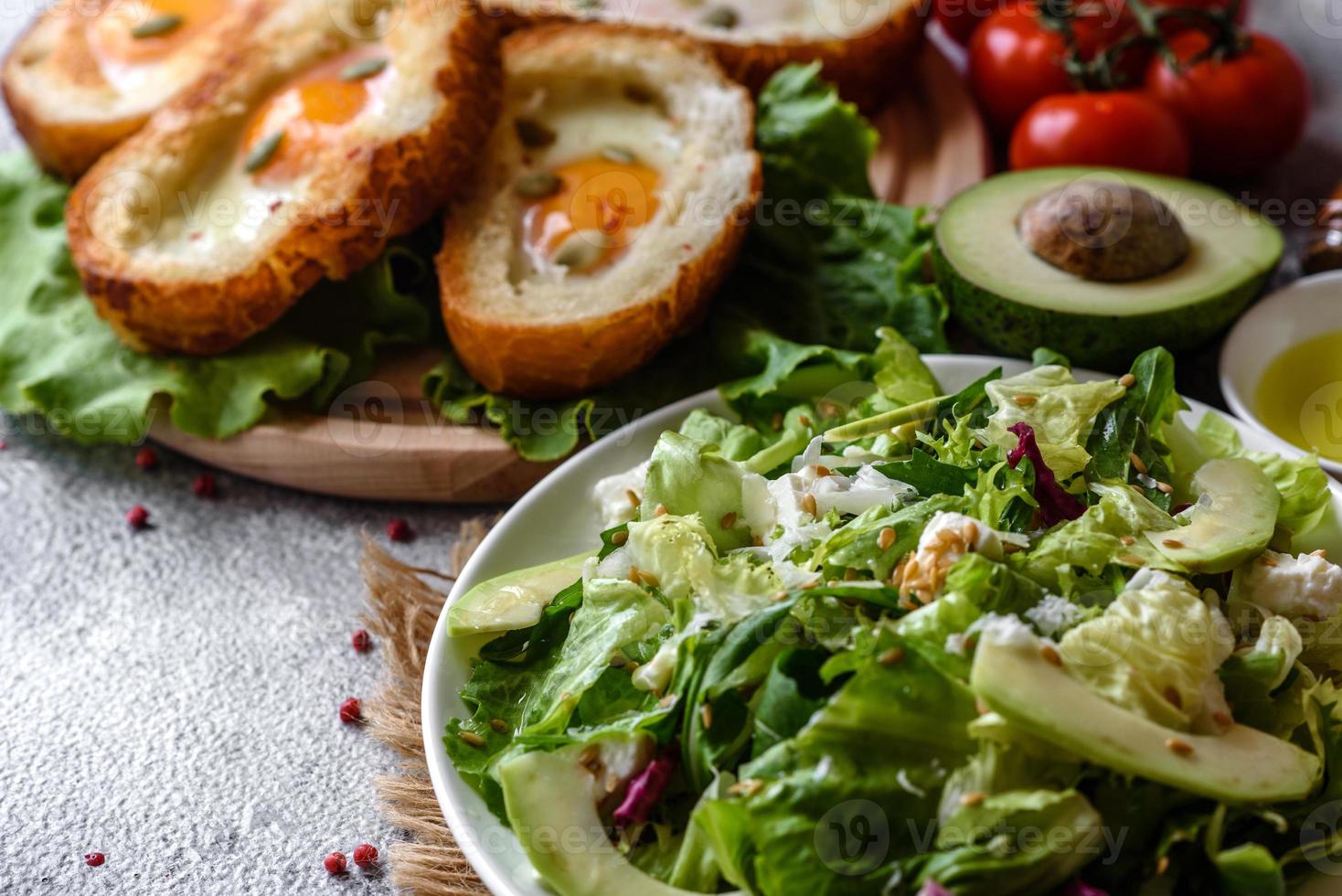 délicieux petit déjeuner avec grognements, œufs, avocat et tomates cerises photo