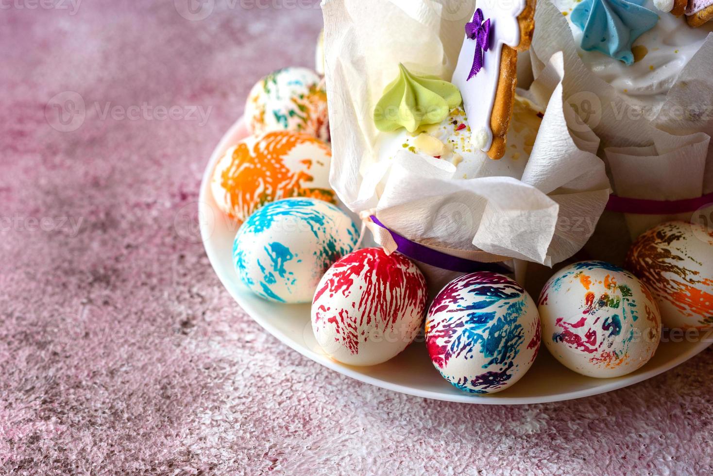 oeufs multicolores lumineux de pâques avec des tartes de pâques photo