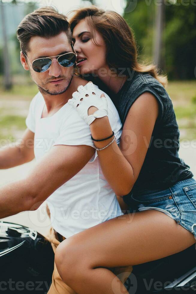 Jeune couple dans aimer, équitation une moto, câlin, passion, gratuit esprit photo