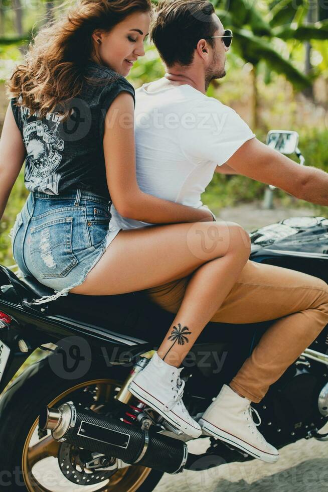 Jeune couple dans aimer, équitation une moto, câlin, passion, gratuit esprit photo