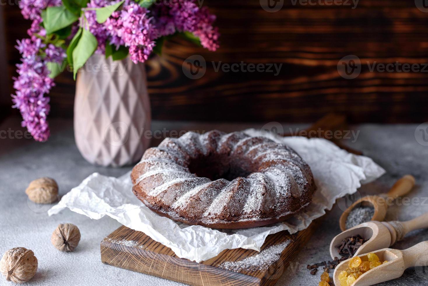 cupcake café au chocolat rond avec raisins secs et coquelicot photo