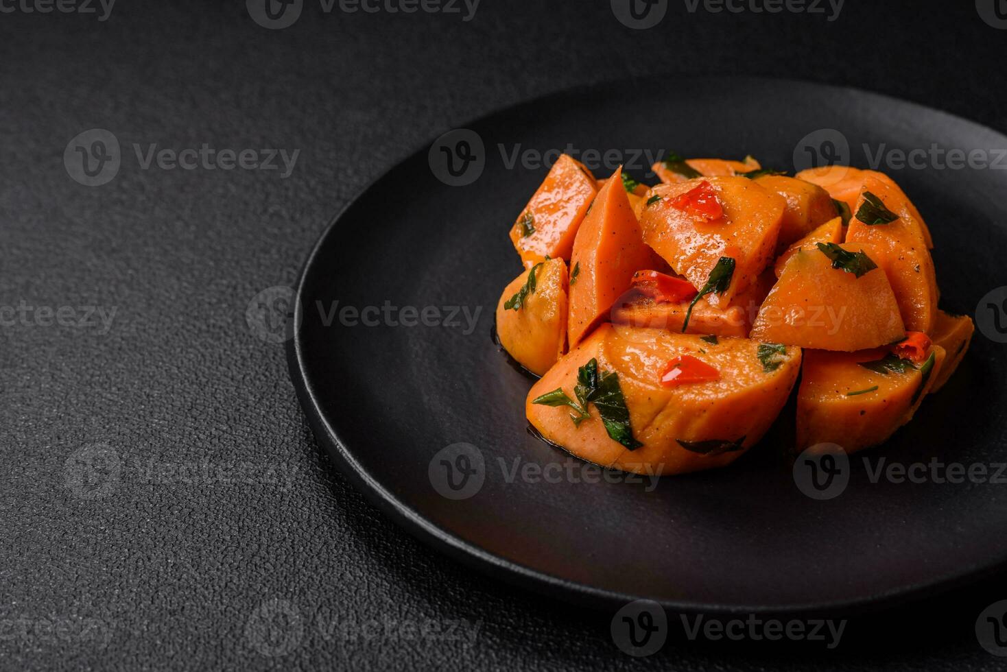 délicieux cuit sucré Patate avec sel, épices et herbes photo