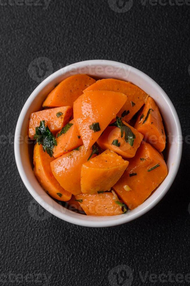 délicieux cuit sucré Patate avec sel, épices et herbes photo