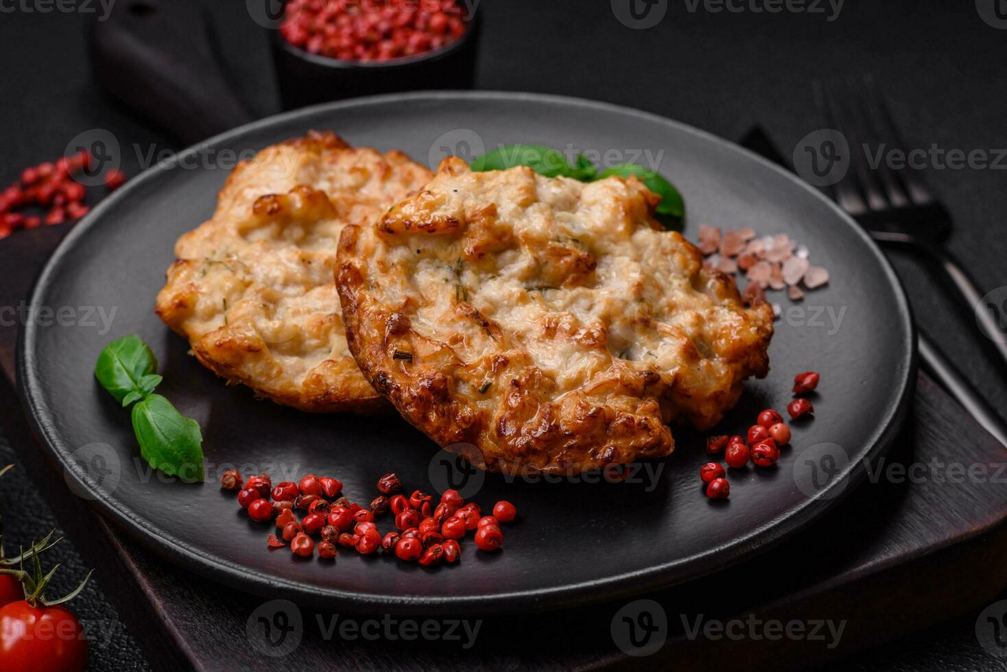 délicieux frit poulet hacher ou porc Viande frit pané avec sel, épices et herbes photo