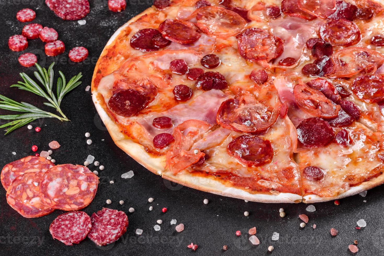 pizza au pepperoni avec fromage mozzarella photo