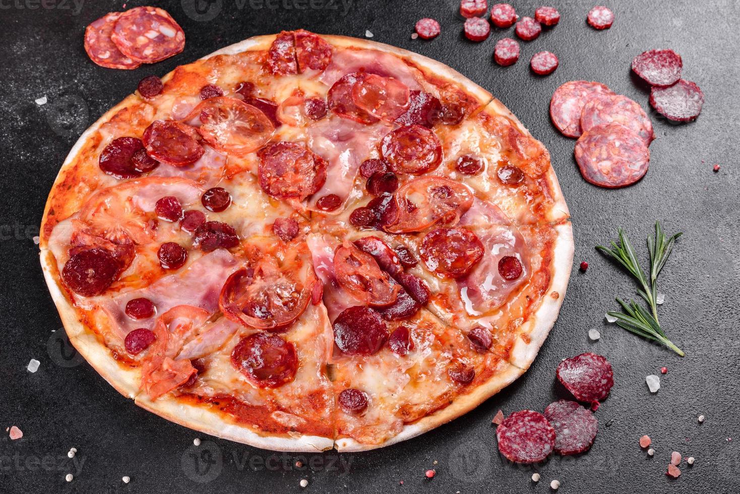 pizza au pepperoni avec fromage mozzarella photo