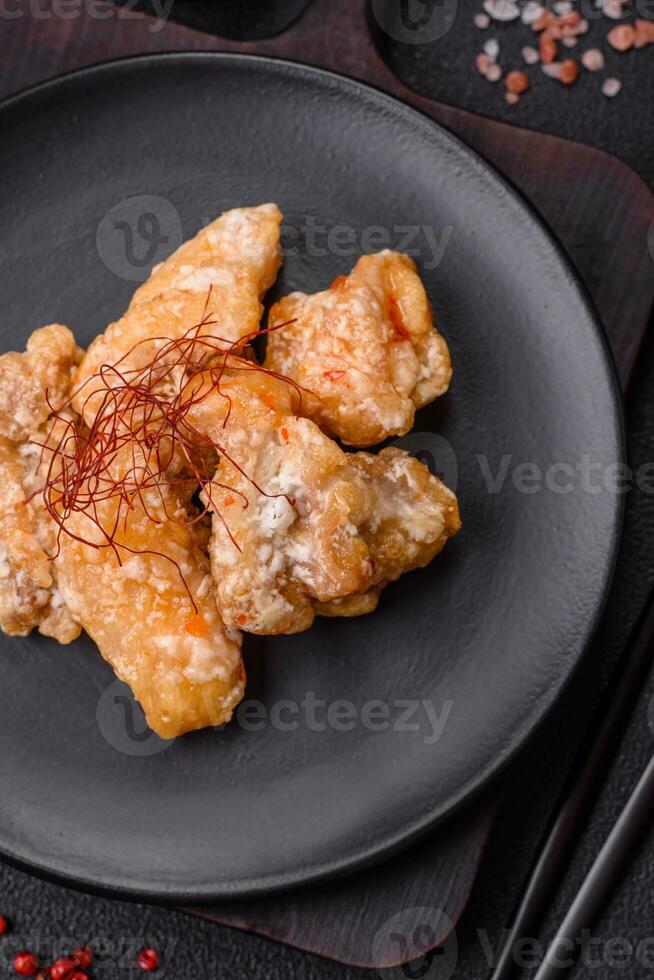 délicieux juteux grillé poulet pièces dans sucré et acide sauce avec sel et épices photo