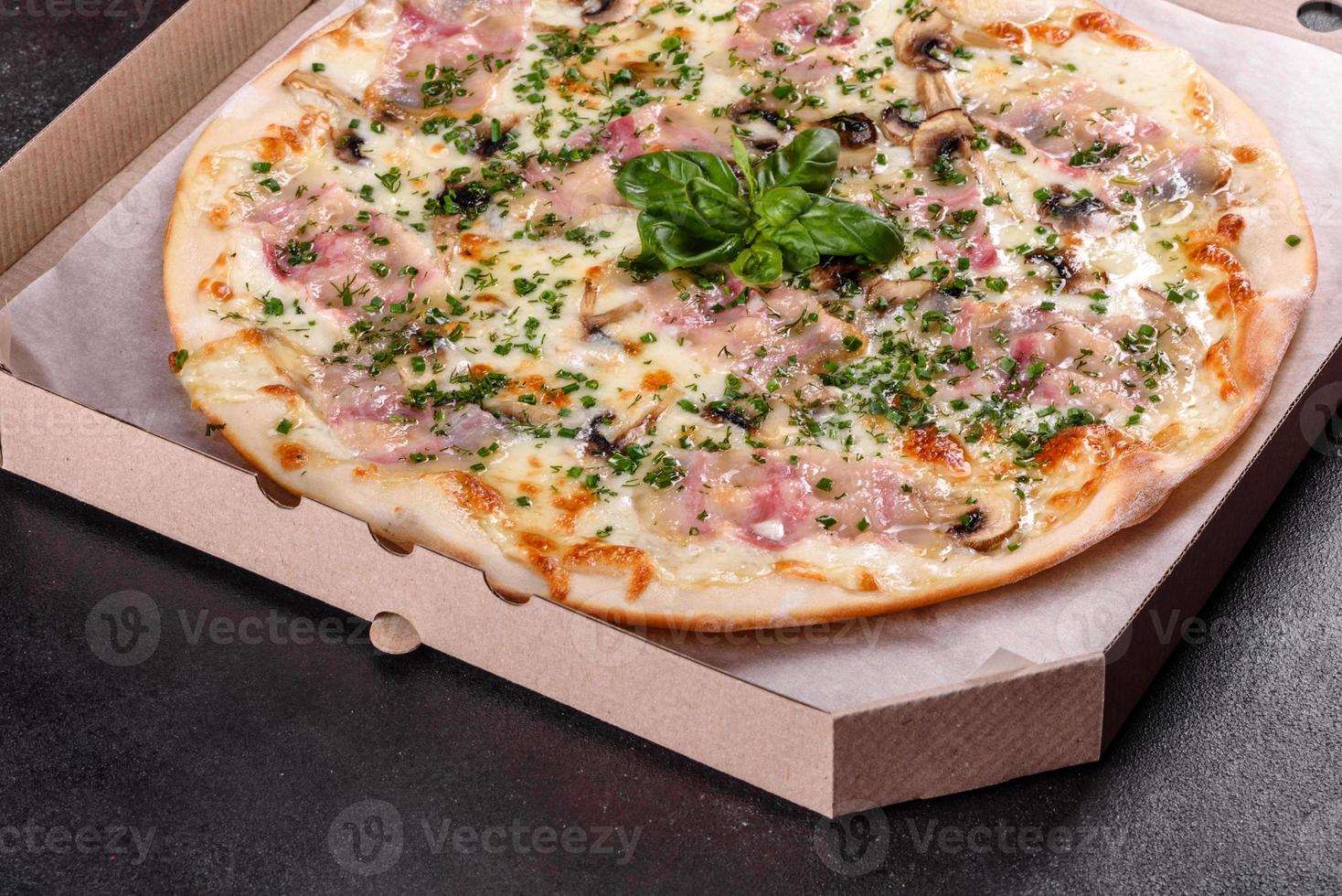 pizza chaude fraîche avec bacon, oignons, légumes verts et tomates photo