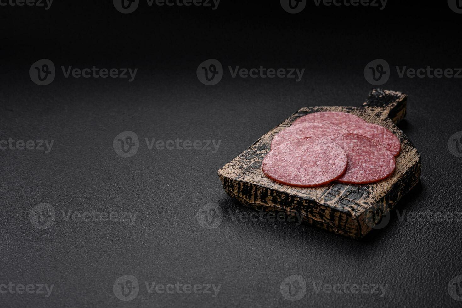 délicieux Frais fumé saucisse avec sel et épices Couper dans tranches photo