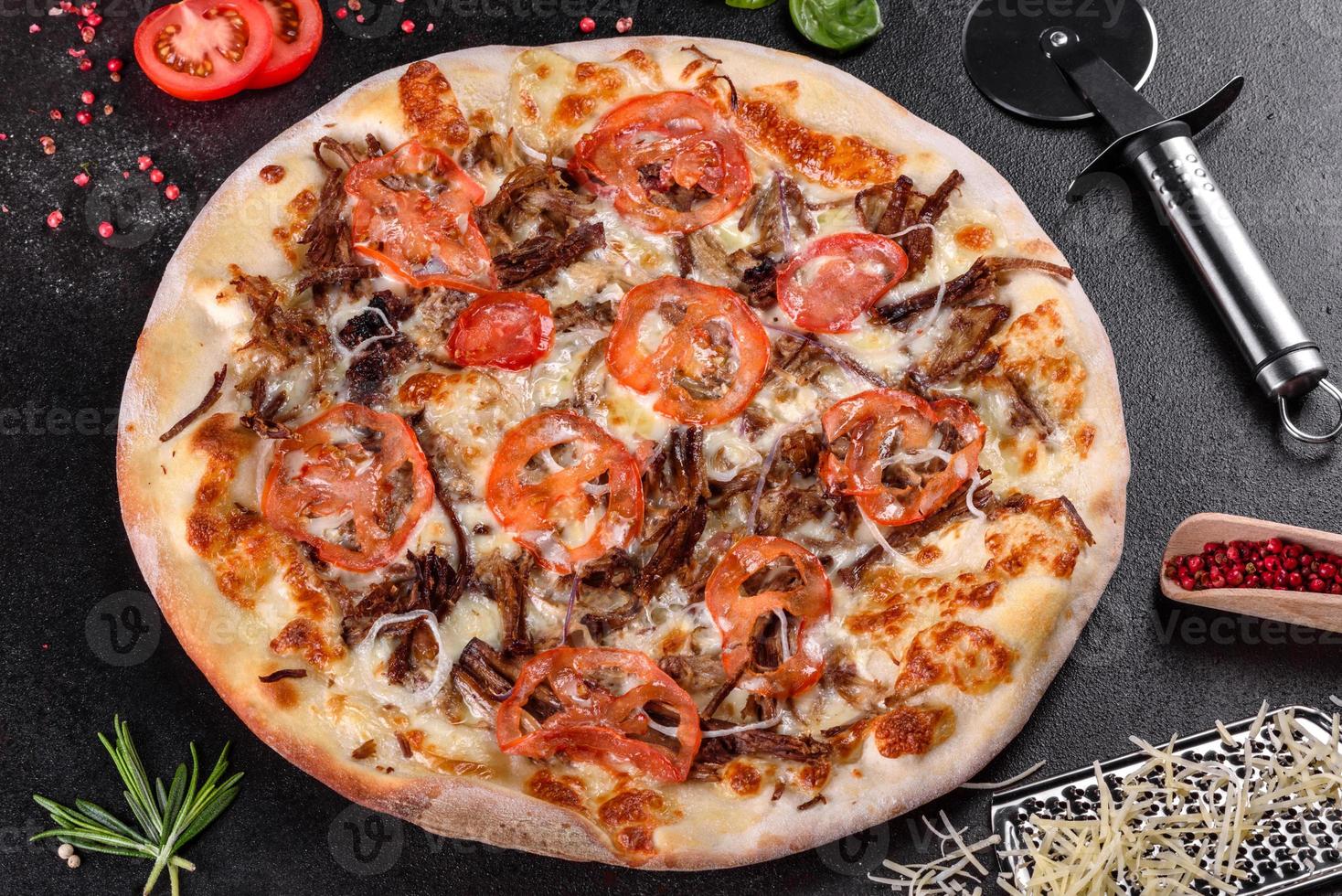 pizza chaude fraîche avec de la viande, des champignons, du fromage et des tomates photo