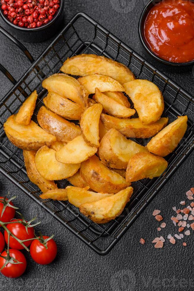 délicieux croustillant frit Patate coins avec sel, épices et herbes photo