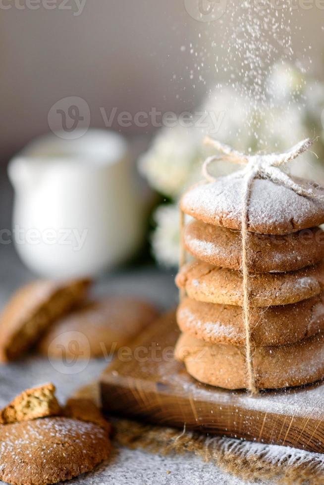 biscuits à l'avoine faits maison sur une planche à découper en bois photo