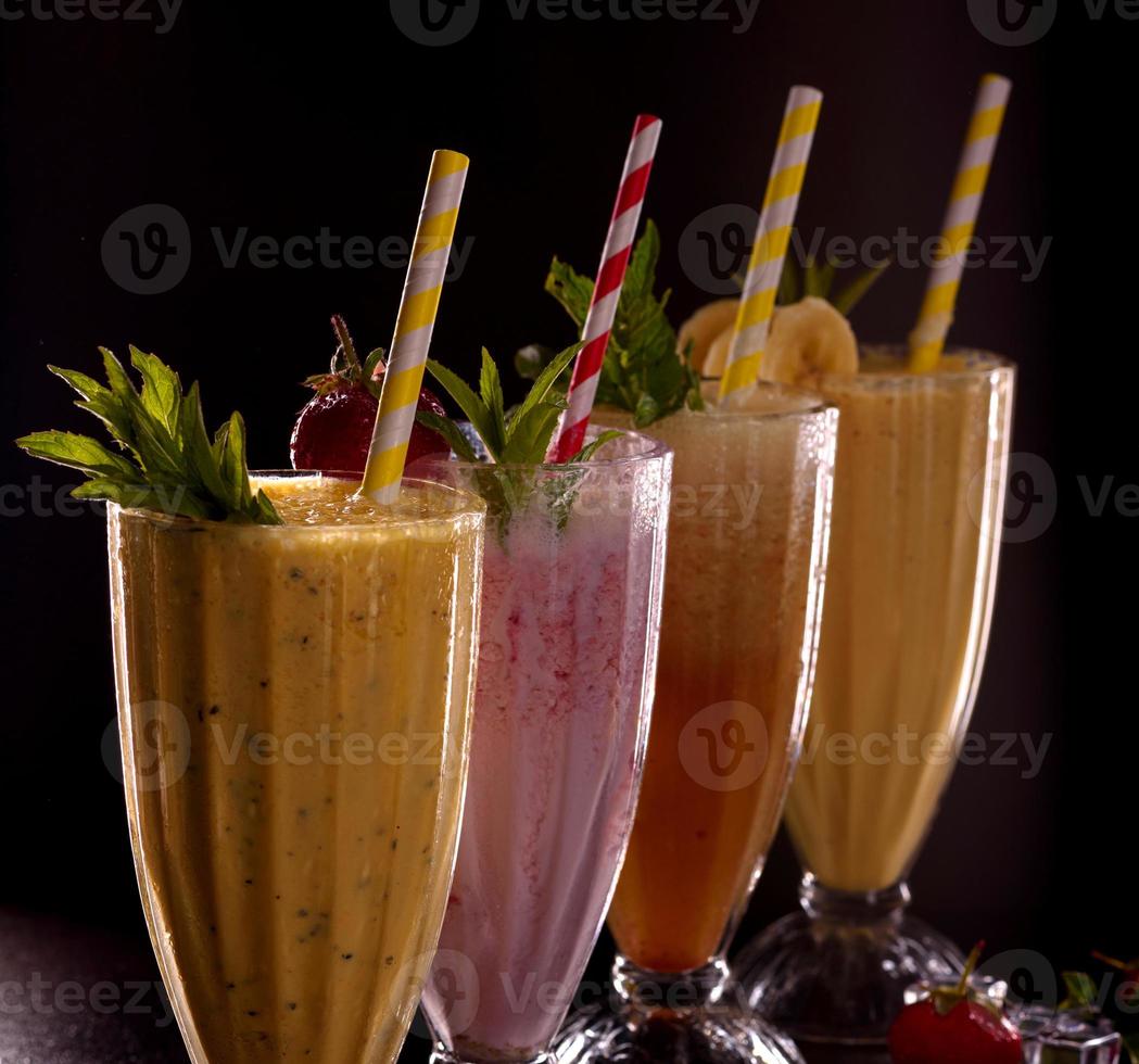 plusieurs verres avec frites rafraîchissantes froides avec banane, fraise photo