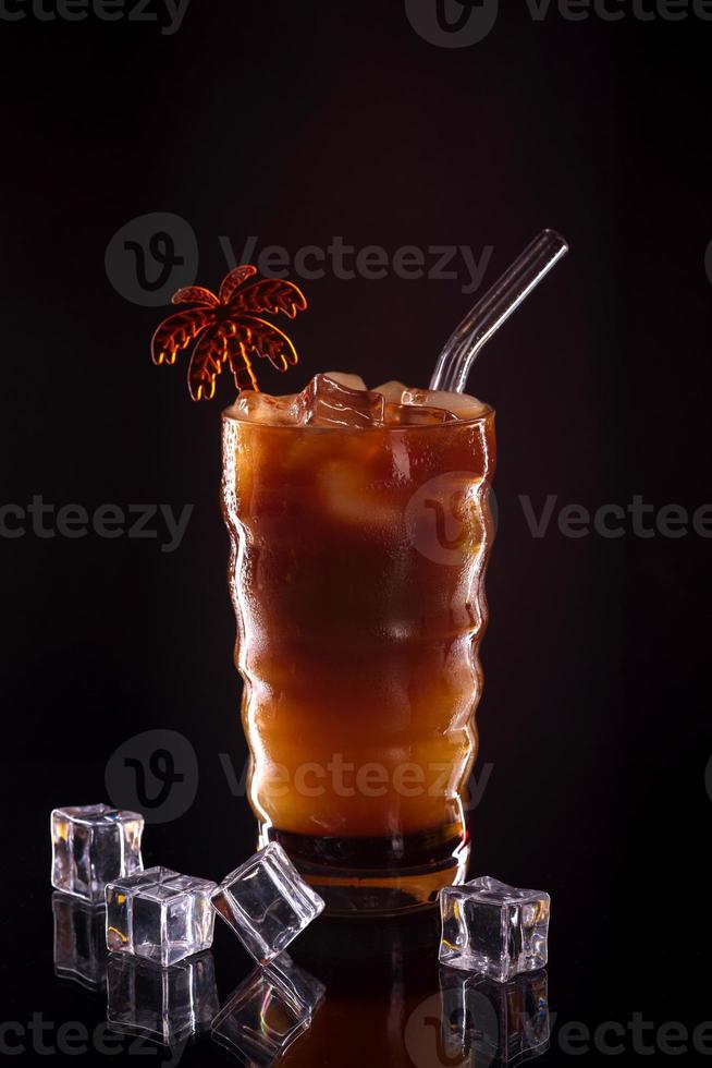 boisson au café froid ou cocktail avec de la glace sur fond sombre photo