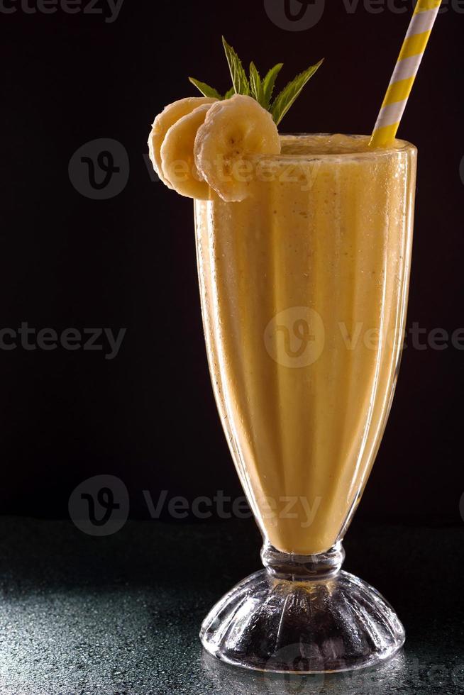 glace à la banane rafraîchissante froide avec tube à cocktail photo