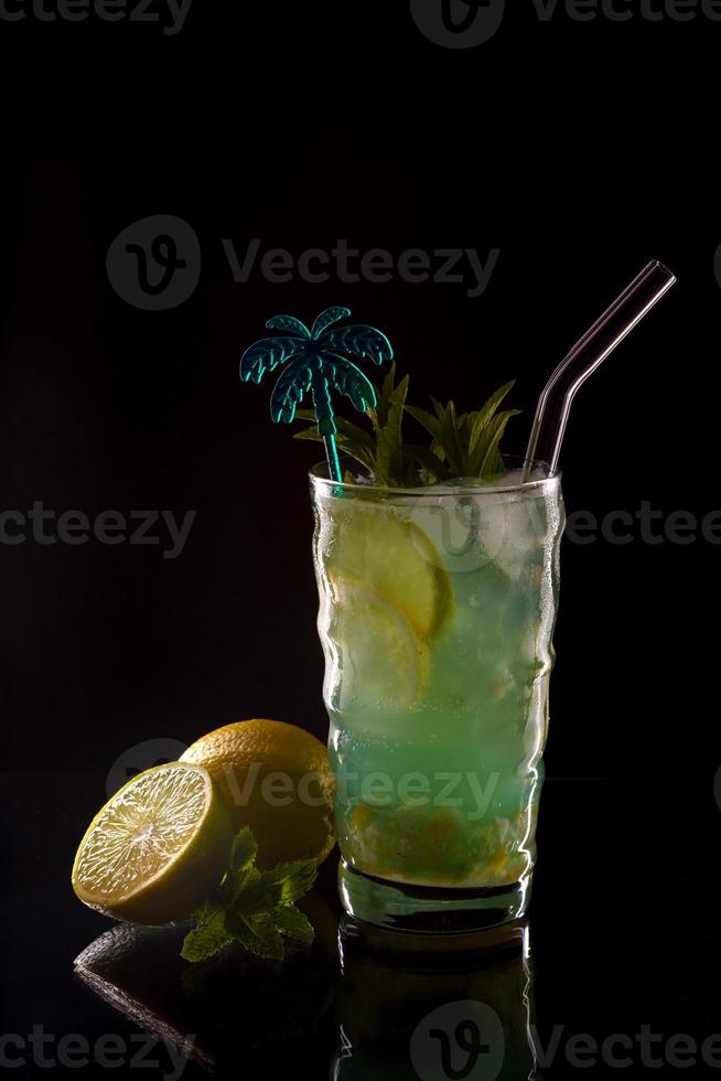 cocktail mojito sur fond noir photo