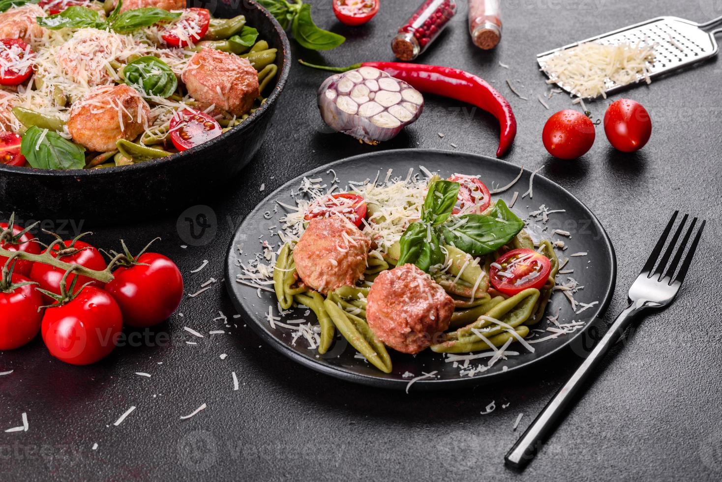 délicieuses pâtes fraîches aux boulettes de viande, sauce, tomates cerises et basilic photo