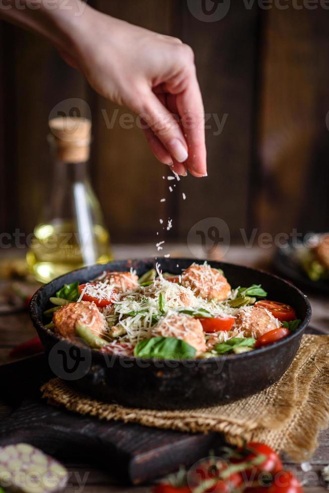 délicieuses pâtes fraîches aux boulettes de viande, sauce, tomates cerises et basilic photo