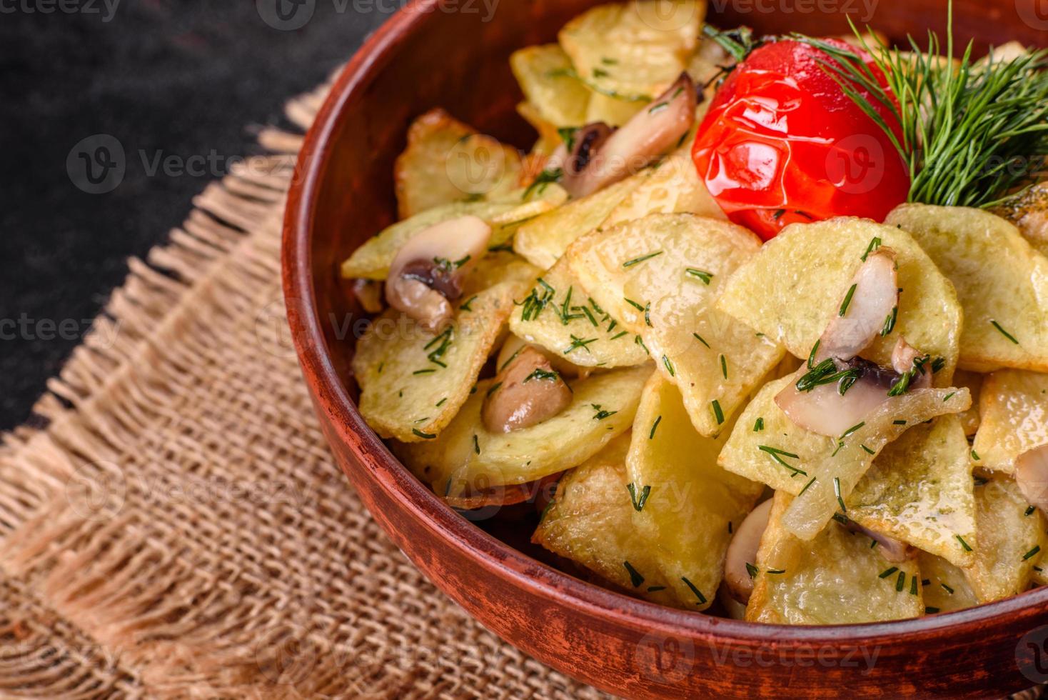 quartiers de pommes de terre rustiques avec fromage, herbes et sauce tomate photo