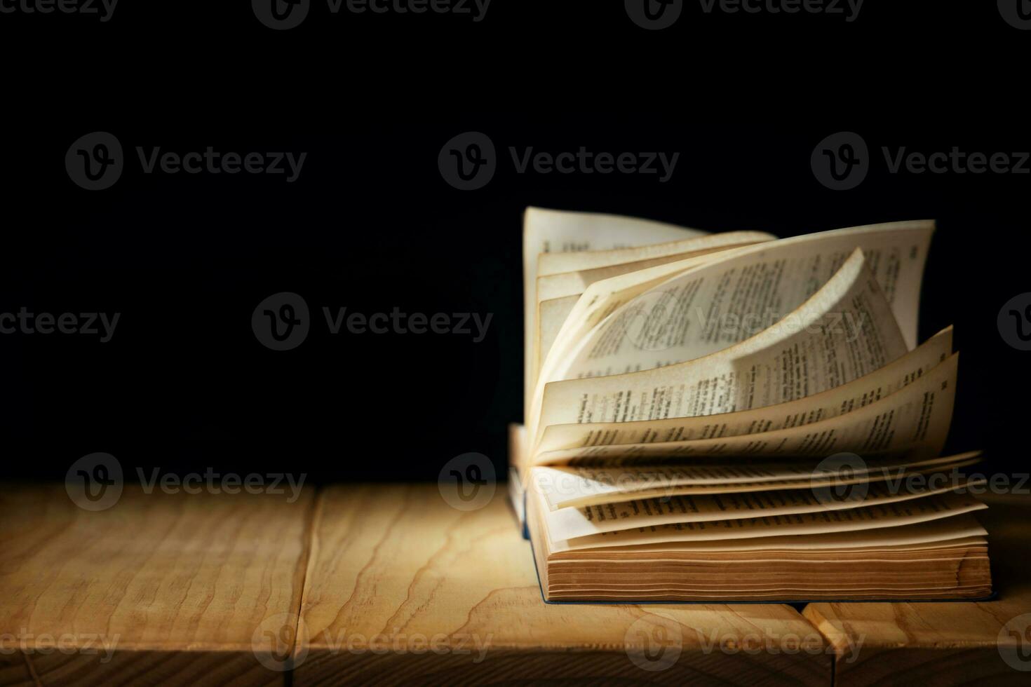 spiritualité, religion et espérer concept. prier dans le foncé lieu. supplication, croyez et Foi pour Humain. espérer dans le milieu de le cassé. vieilli Bible sur en bois table photo