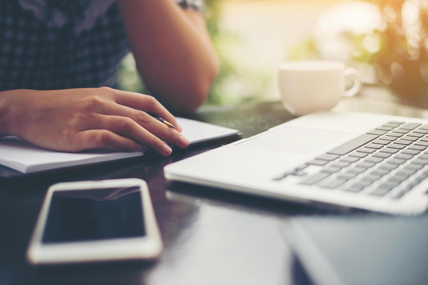 gros plan des mains de la femme travaillant au café photo