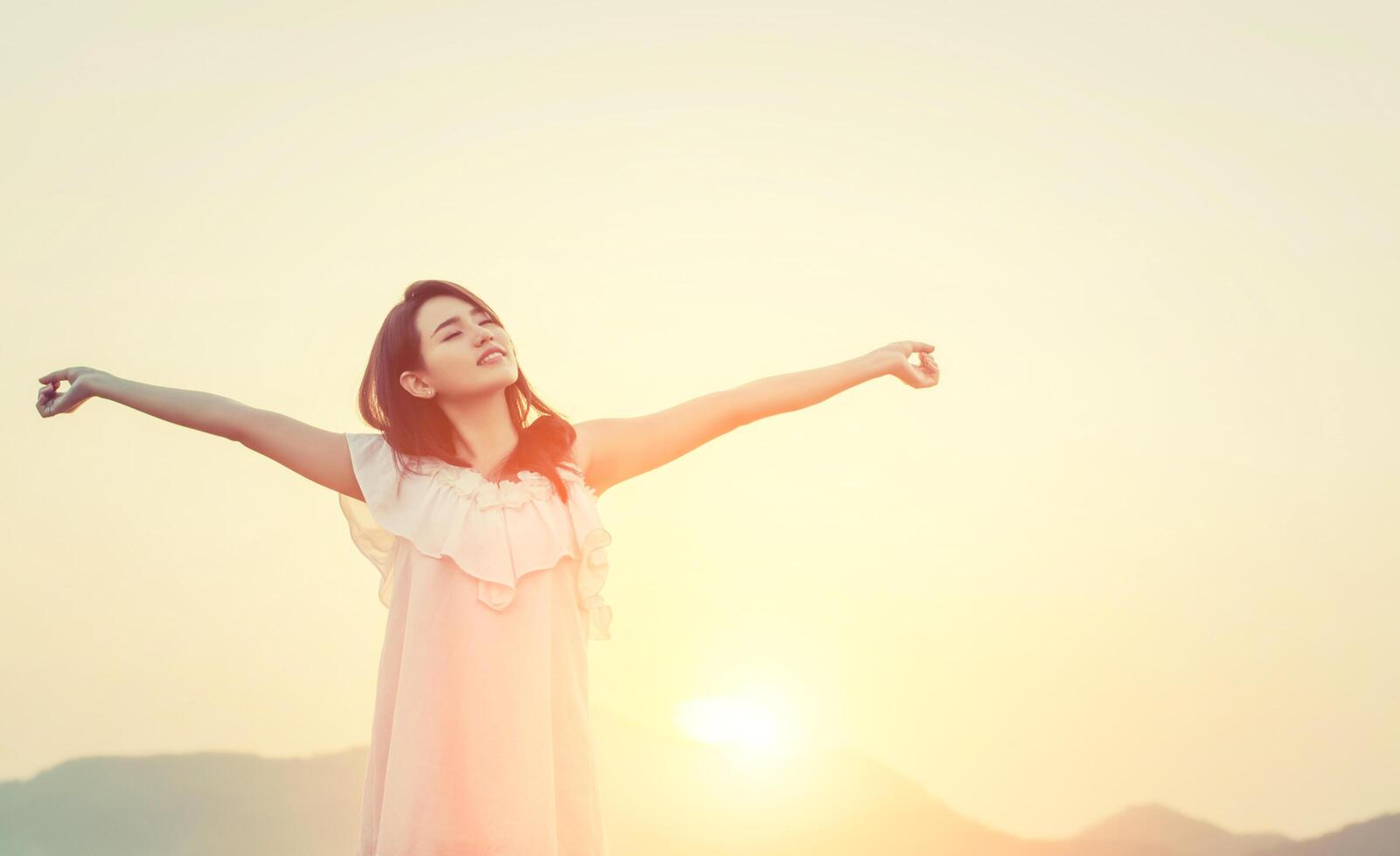 belle fille à l'extérieur profitant du lever du soleil du matin photo