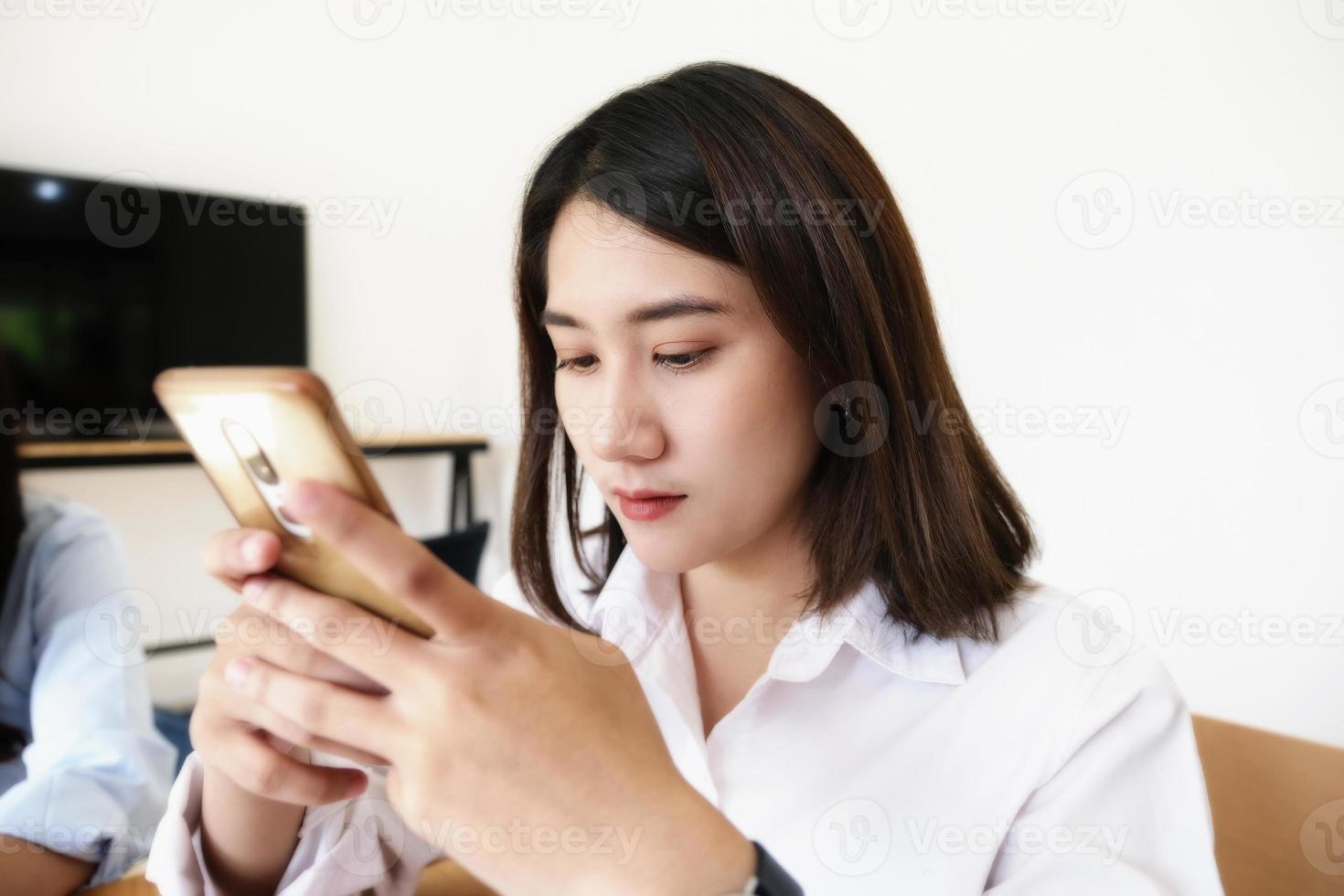 femme utilisant un téléphone portable au bureau. photo