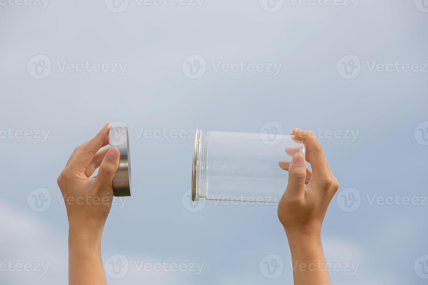 manipuler le bocal en verre pour garder l'air frais. photo