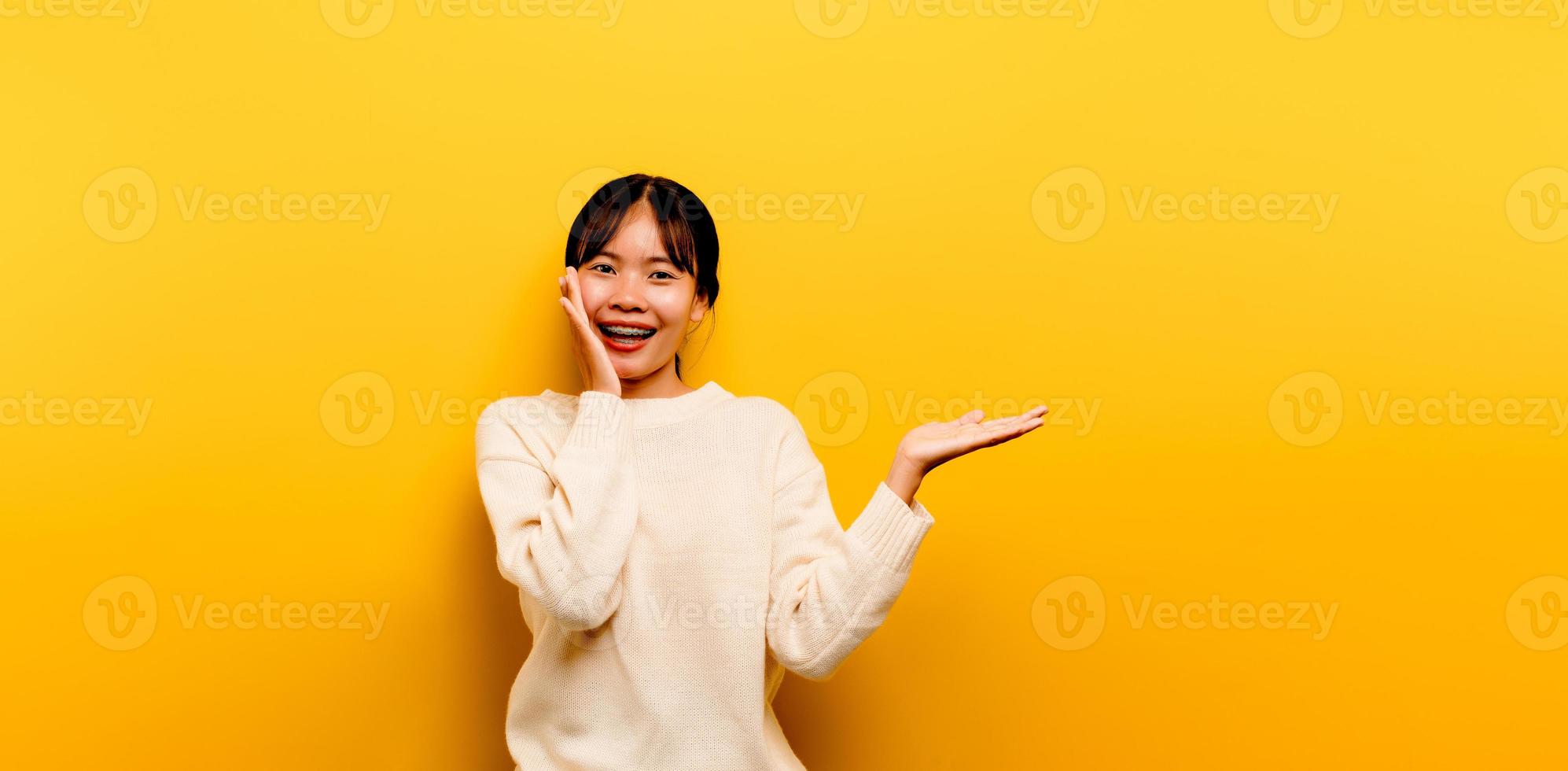 belle fille asiatique vêtue d'une robe décontractée blanche sur un jaune photo