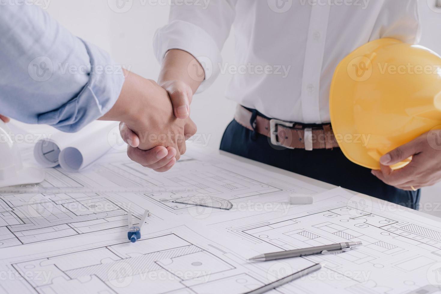 ingénieur de chantier de deux hommes d'affaires. outils d'ingénierie. photo