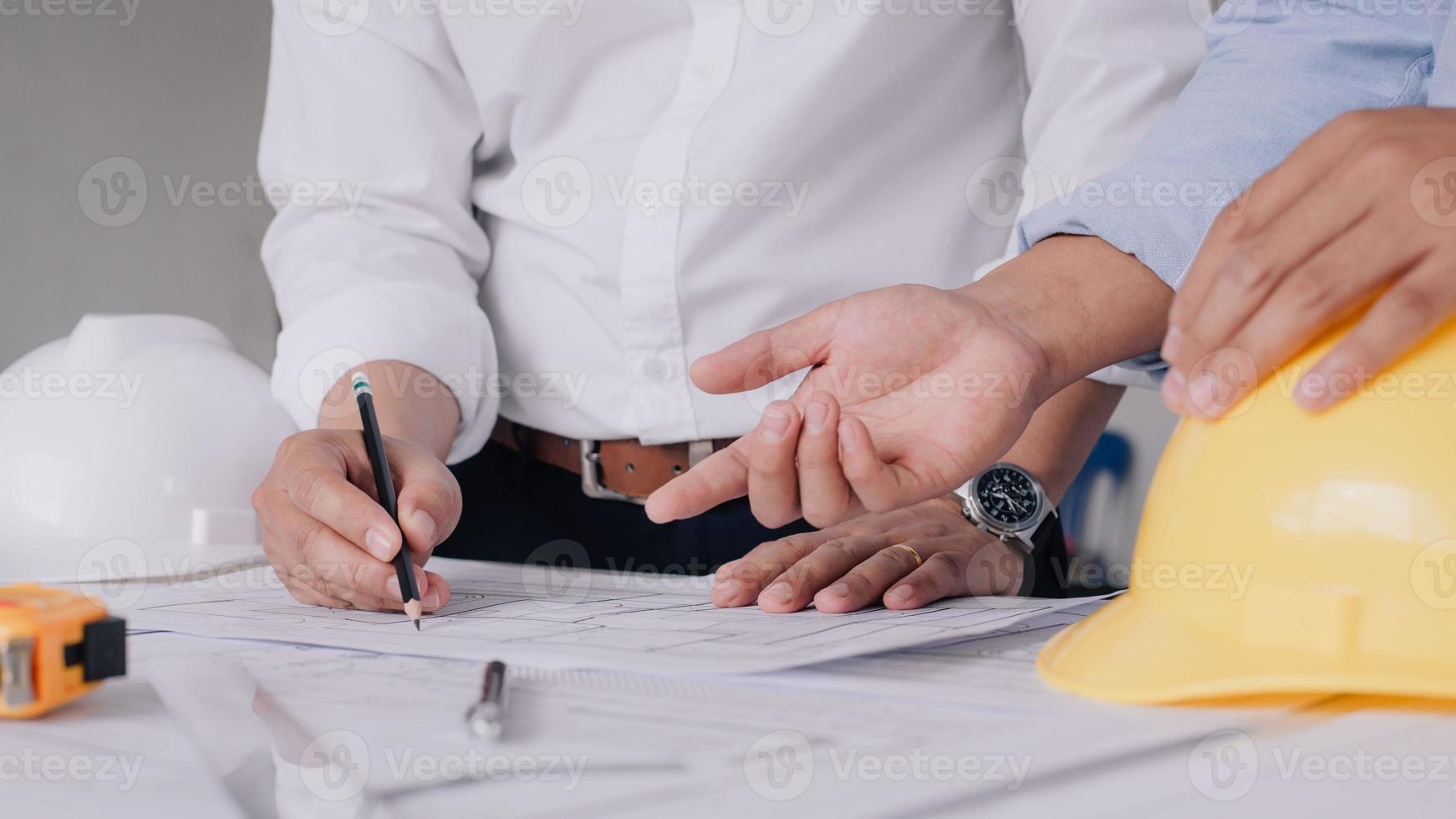 ingénieur de chantier de deux hommes d'affaires. outils d'ingénierie. photo