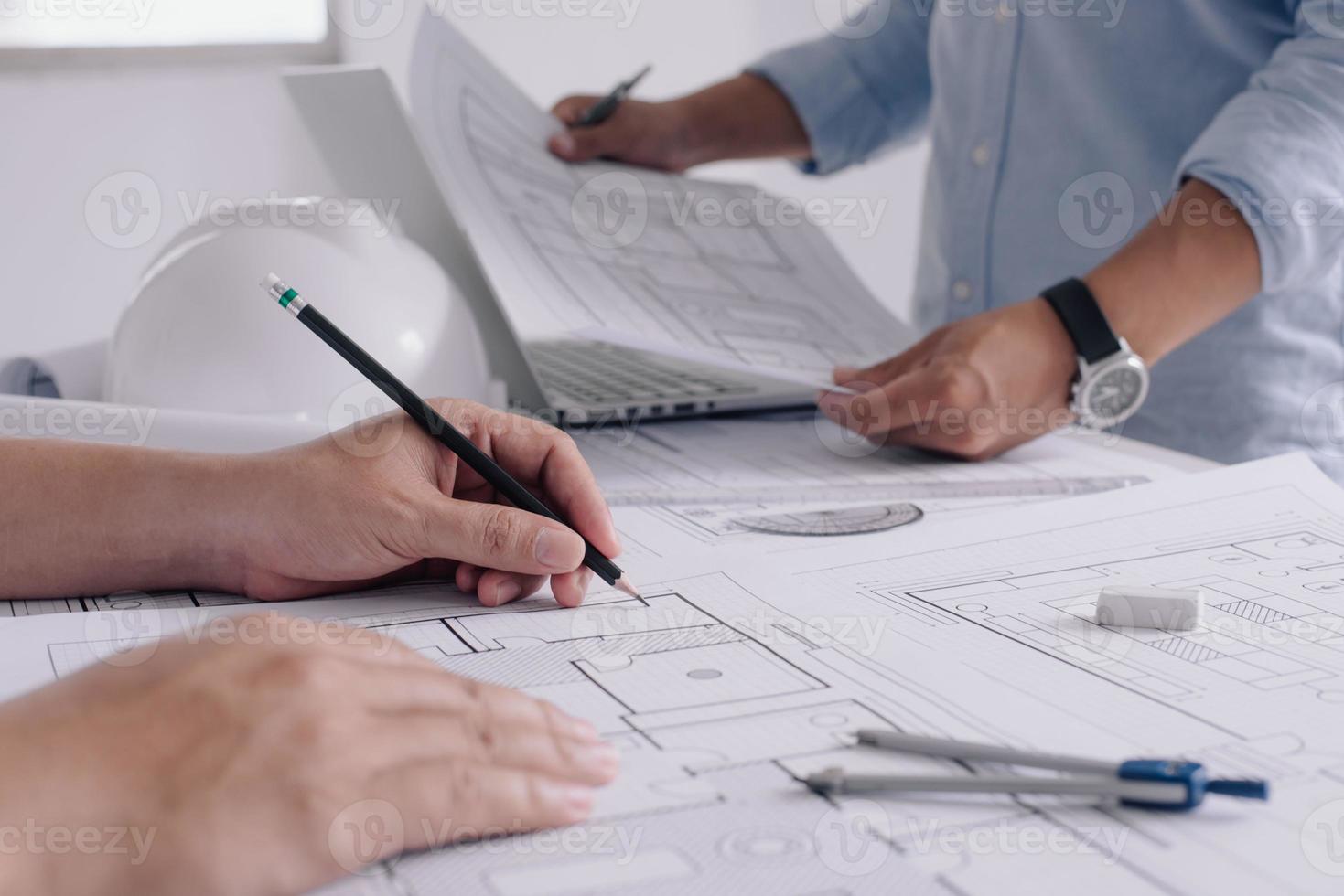 ingénieur de chantier de deux hommes d'affaires. outils d'ingénierie. photo