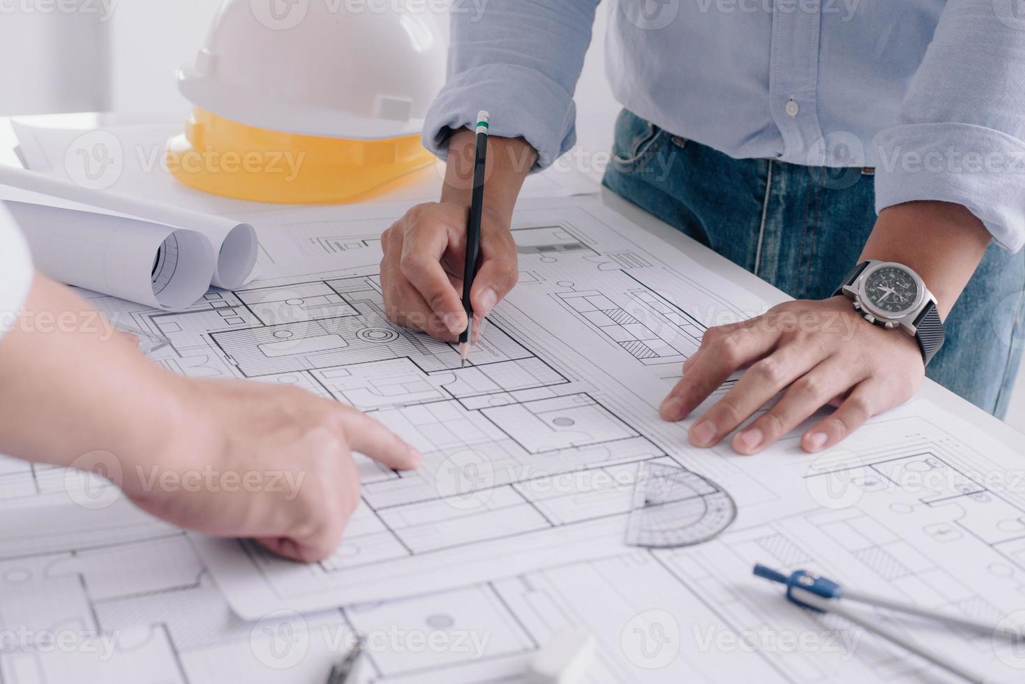 ingénieur de chantier de deux hommes d'affaires. outils d'ingénierie. photo