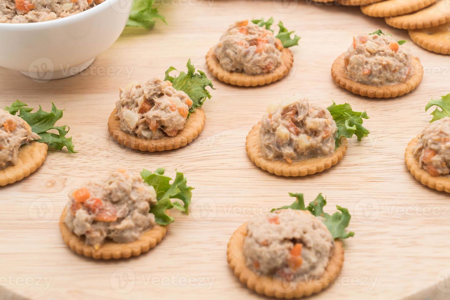 salade de thon avec cracker sur planche de bois photo