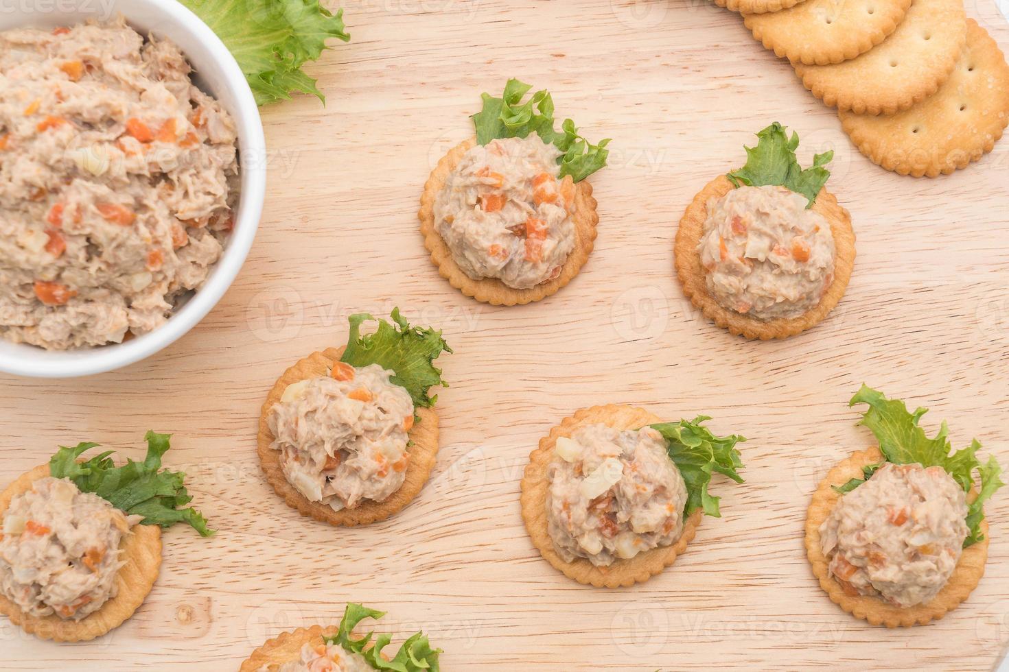 salade de thon avec cracker sur planche de bois photo