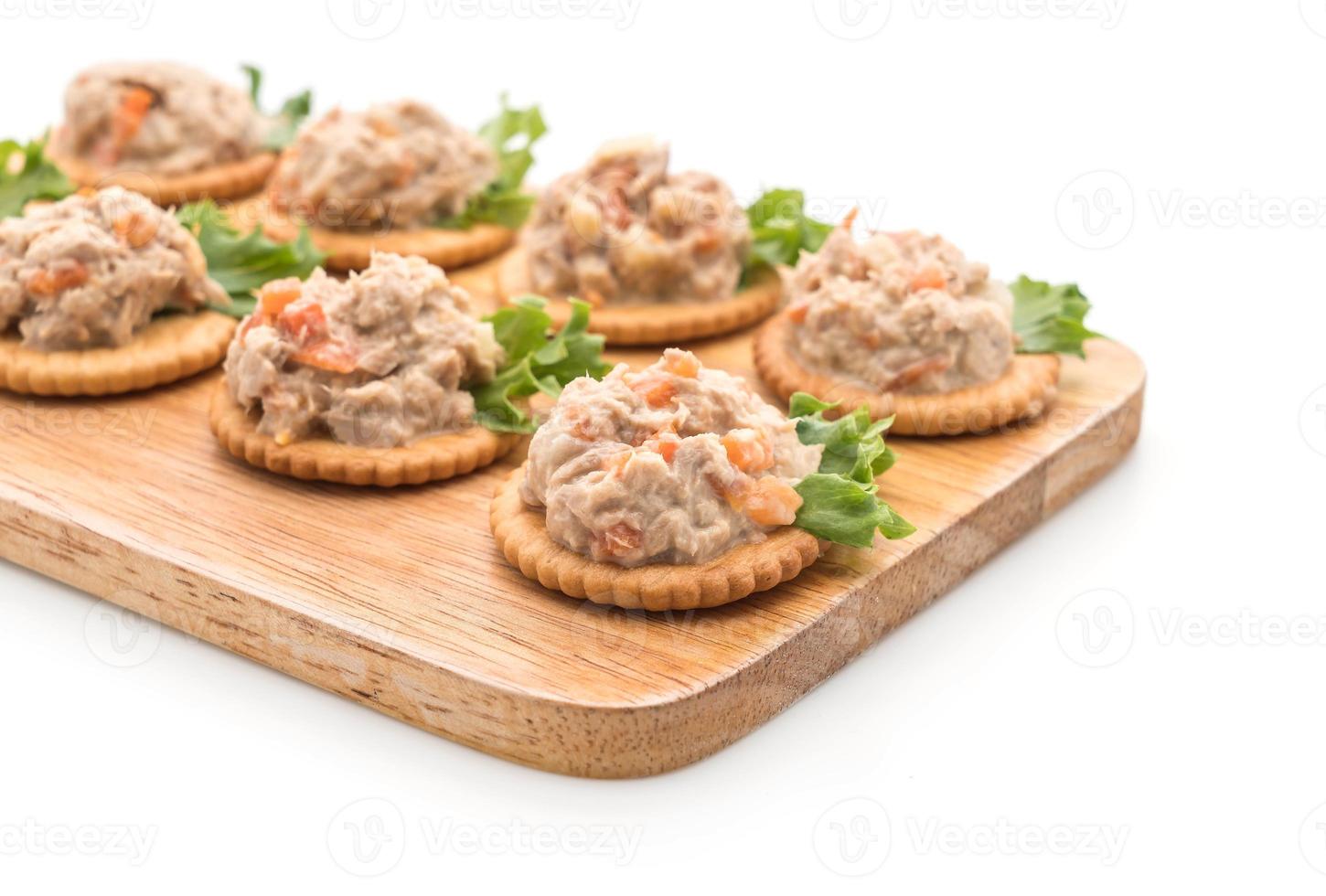 salade de thon avec cracker sur fond blanc photo