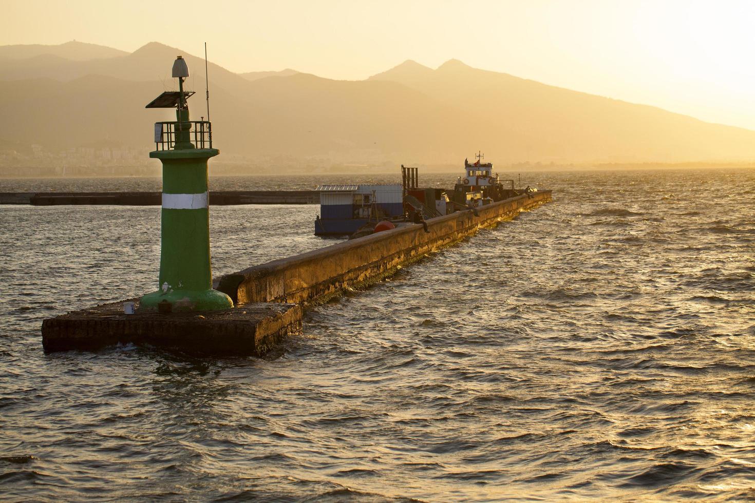 un phare montre le chemin aux navires et à la mer photo