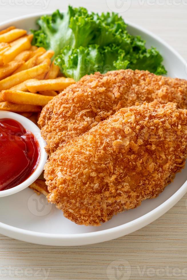 steak de filet de poitrine de poulet frit avec frites et ketchup photo