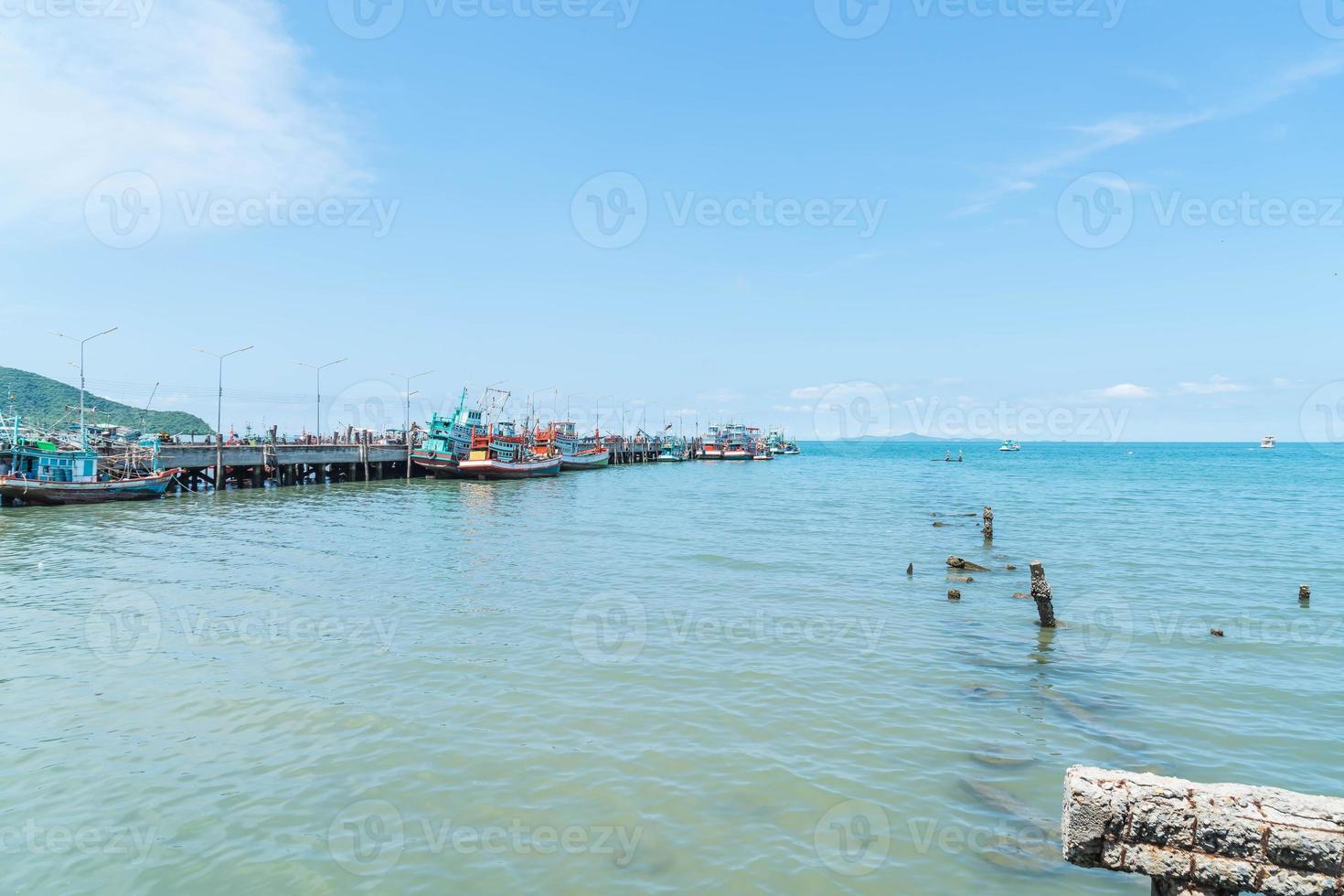 port de bateau de pêche avec fond de mer photo