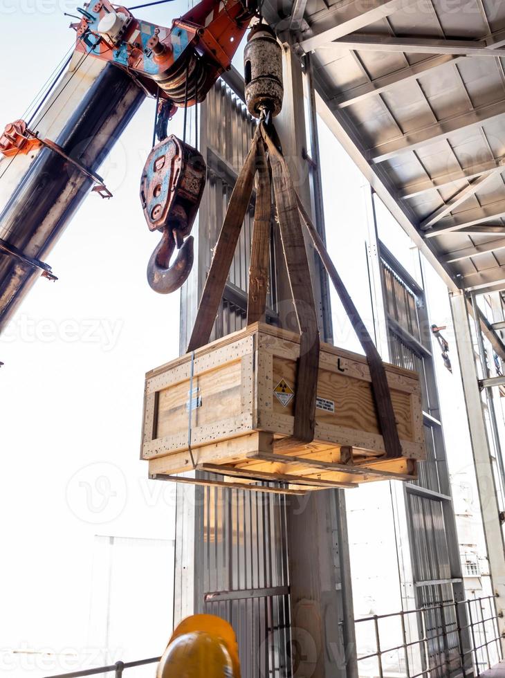 la grue transportant une boîte de support radioactif au sol de l'usine photo