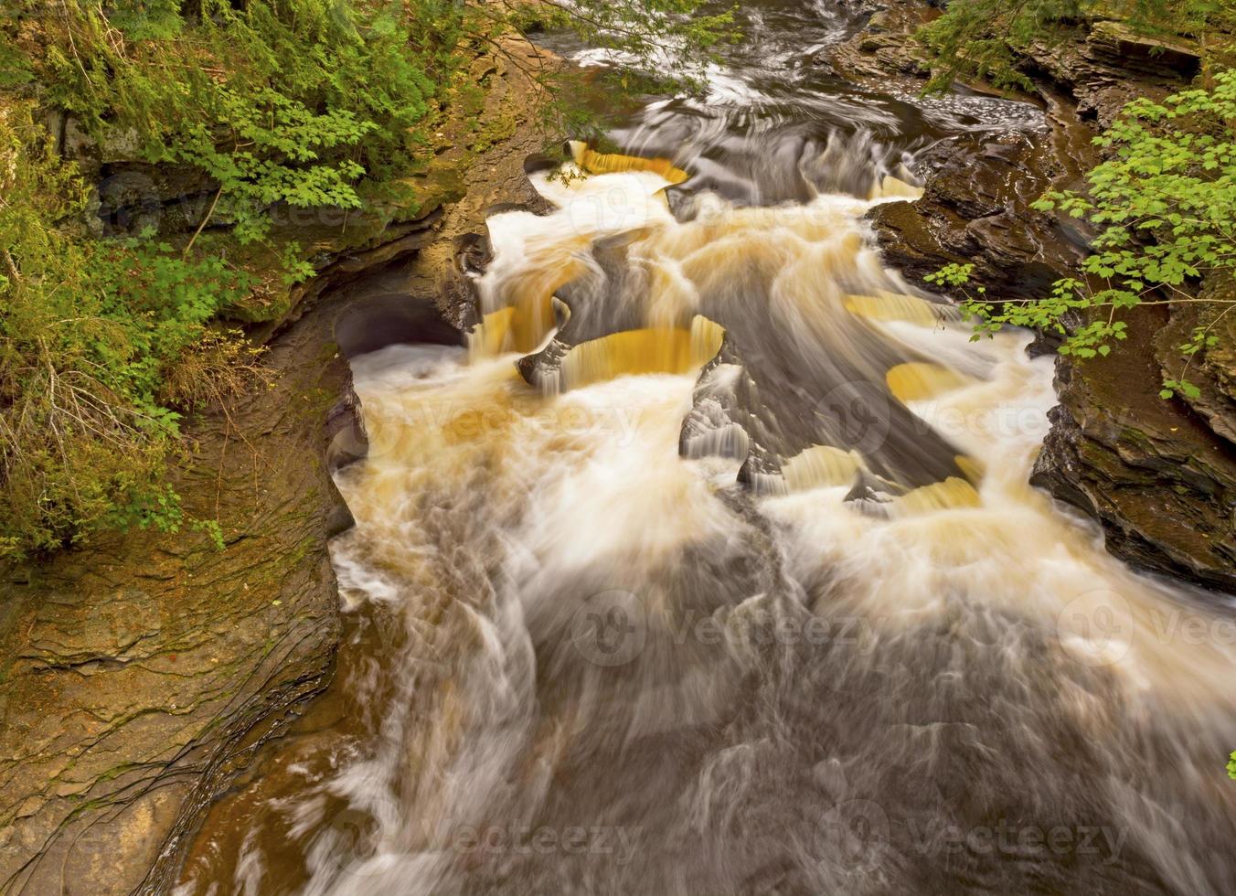 eau et rochers dans un ruisseau forestier photo