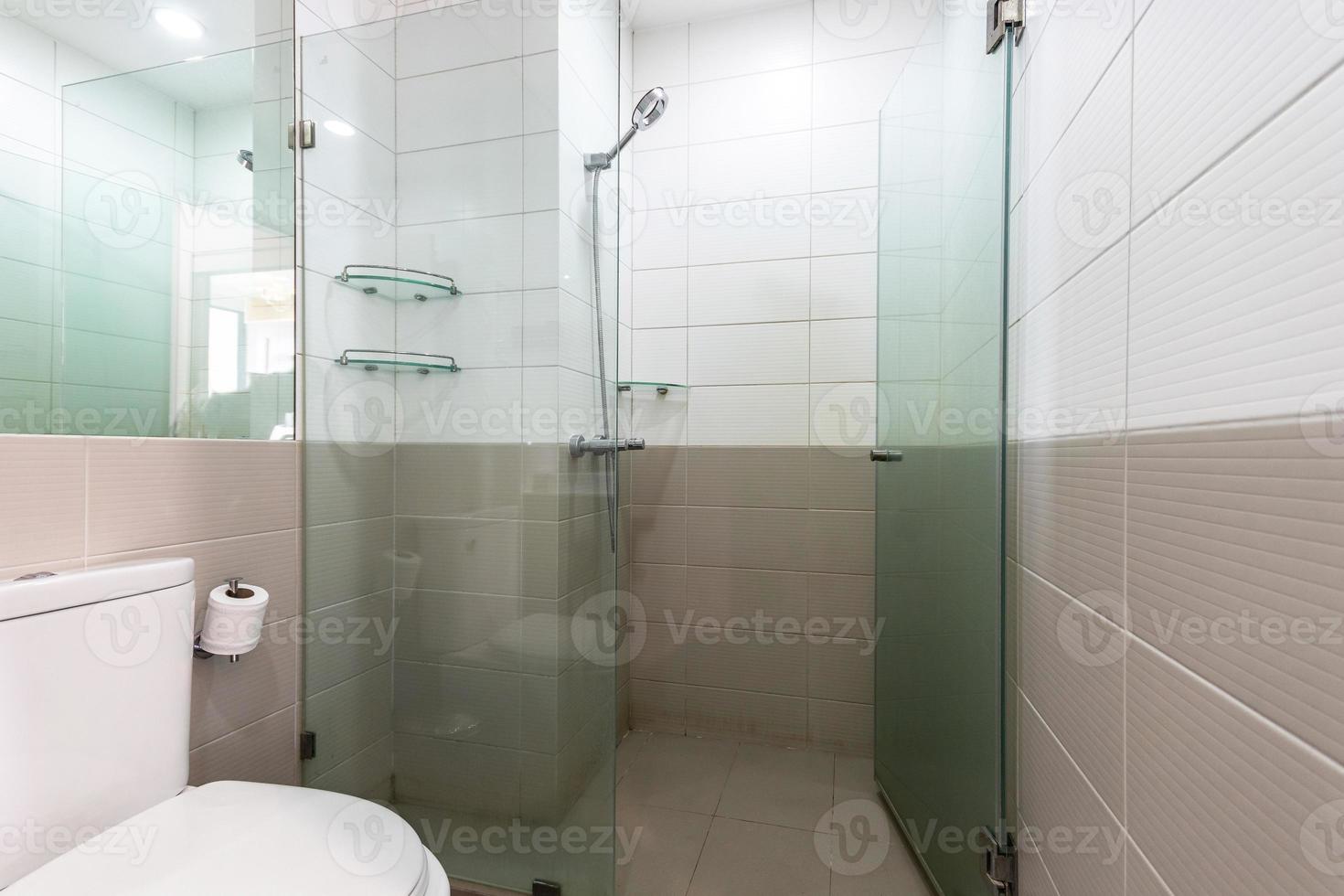 salle de bain blanche dans l'appartement photo