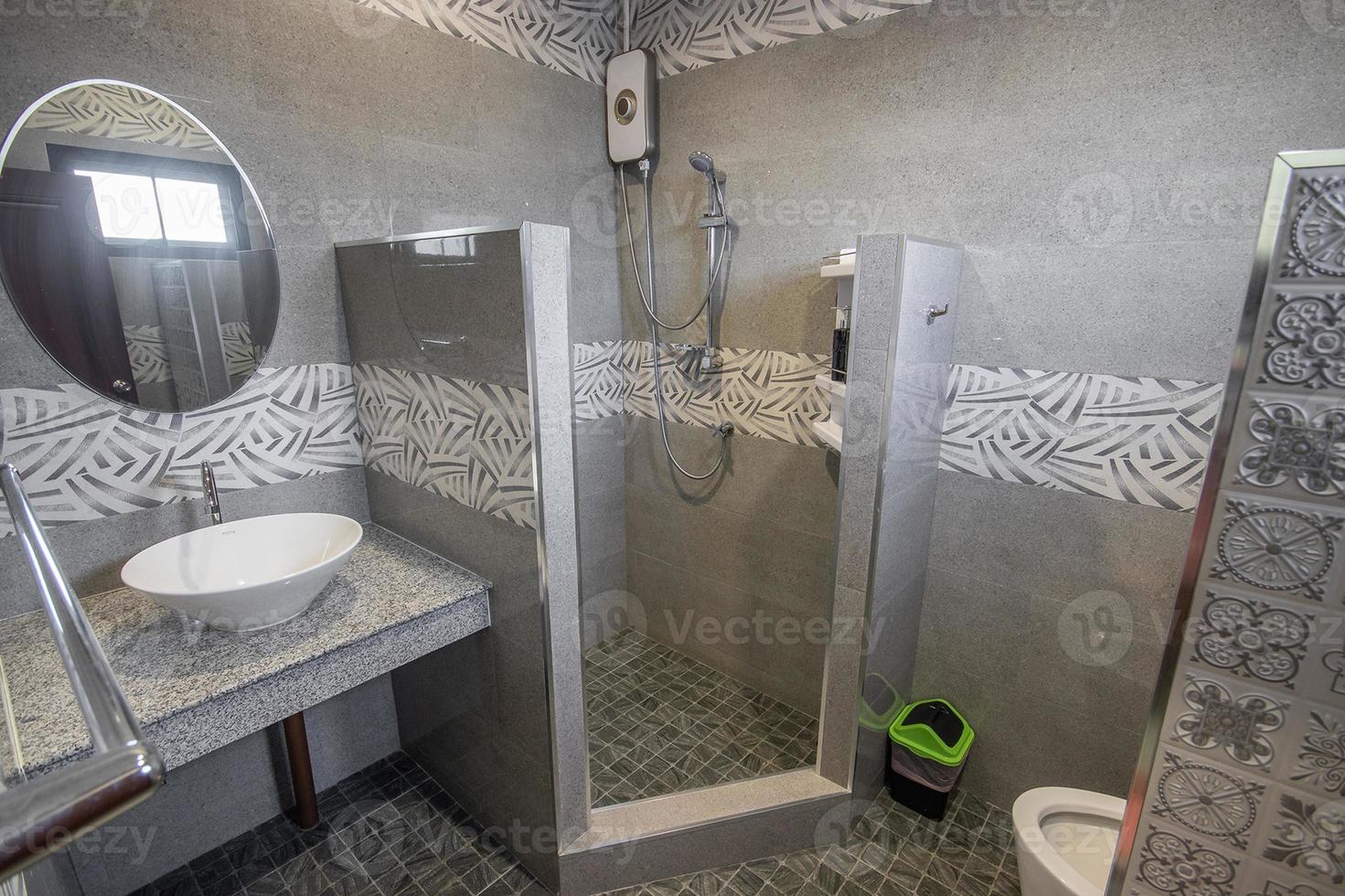 salle de bain moderne et bois blanc avec cabine de douche en verre dans l'appartement photo