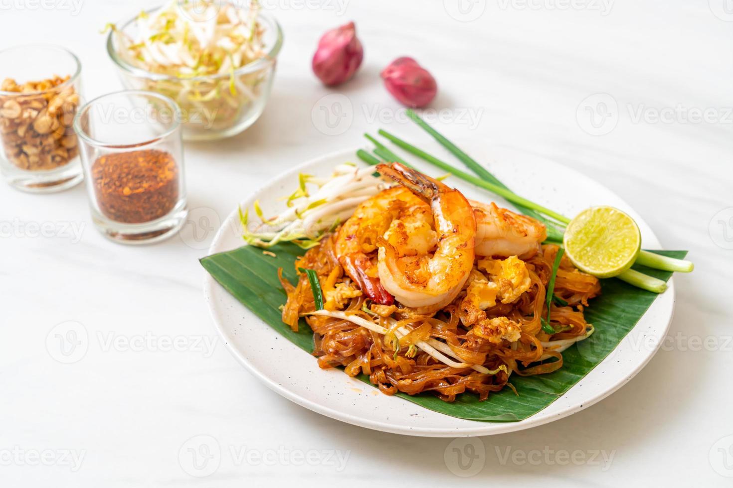 pad thai - nouilles de riz sautées photo