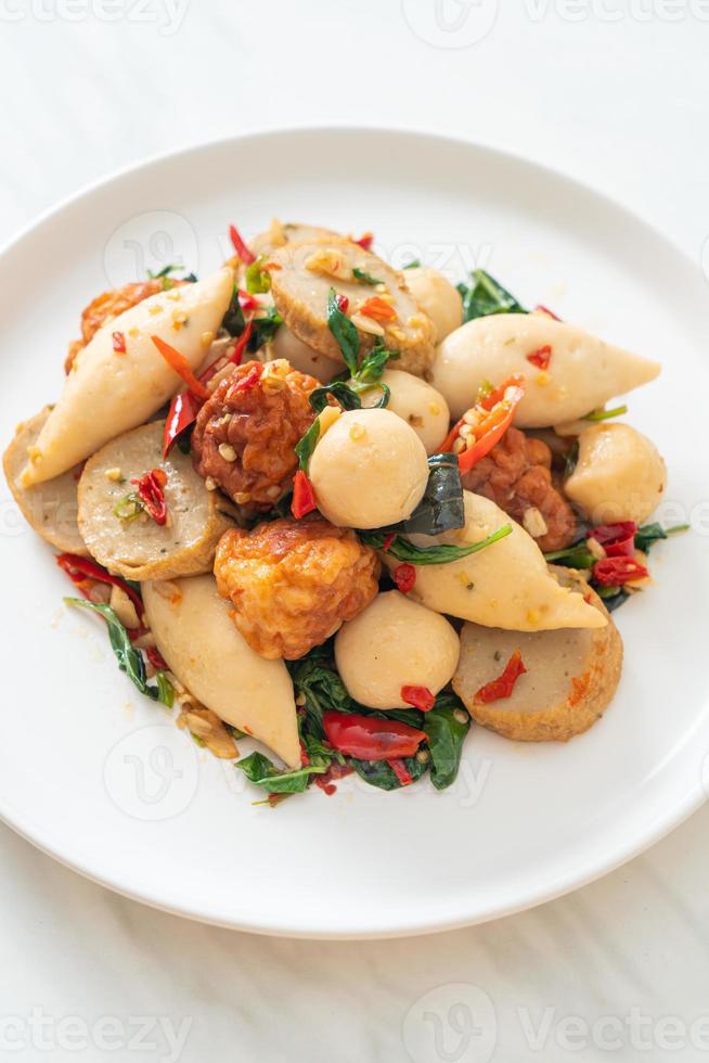 boulettes de poisson sautées épicées photo