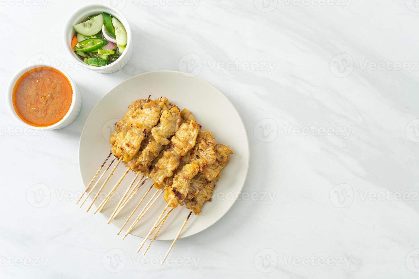 satay de porc à la sauce aux arachides photo