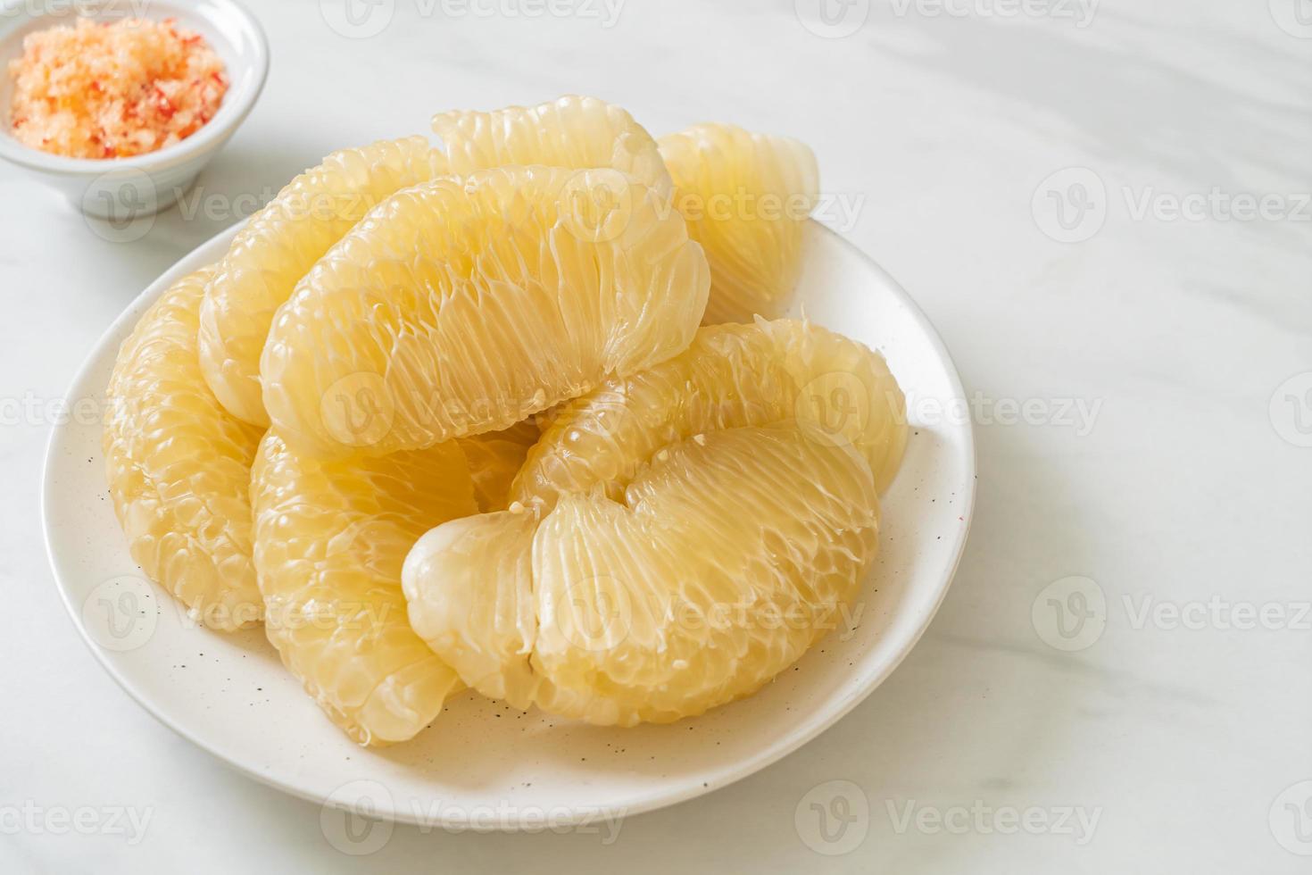 pomelo, pamplemousse ou pamplemousse frais pelés photo