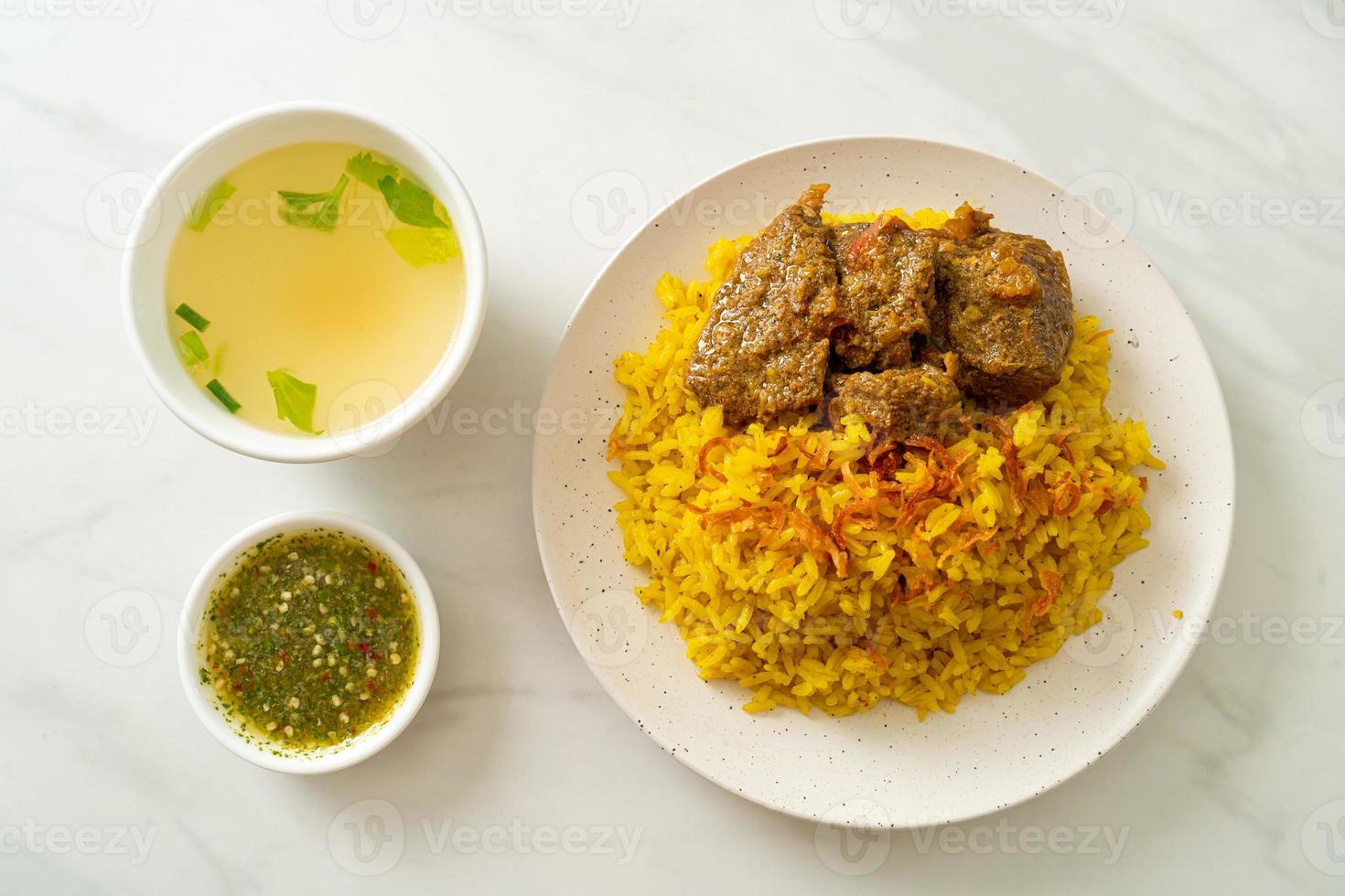 boeuf biryani ou riz au curry et boeuf photo